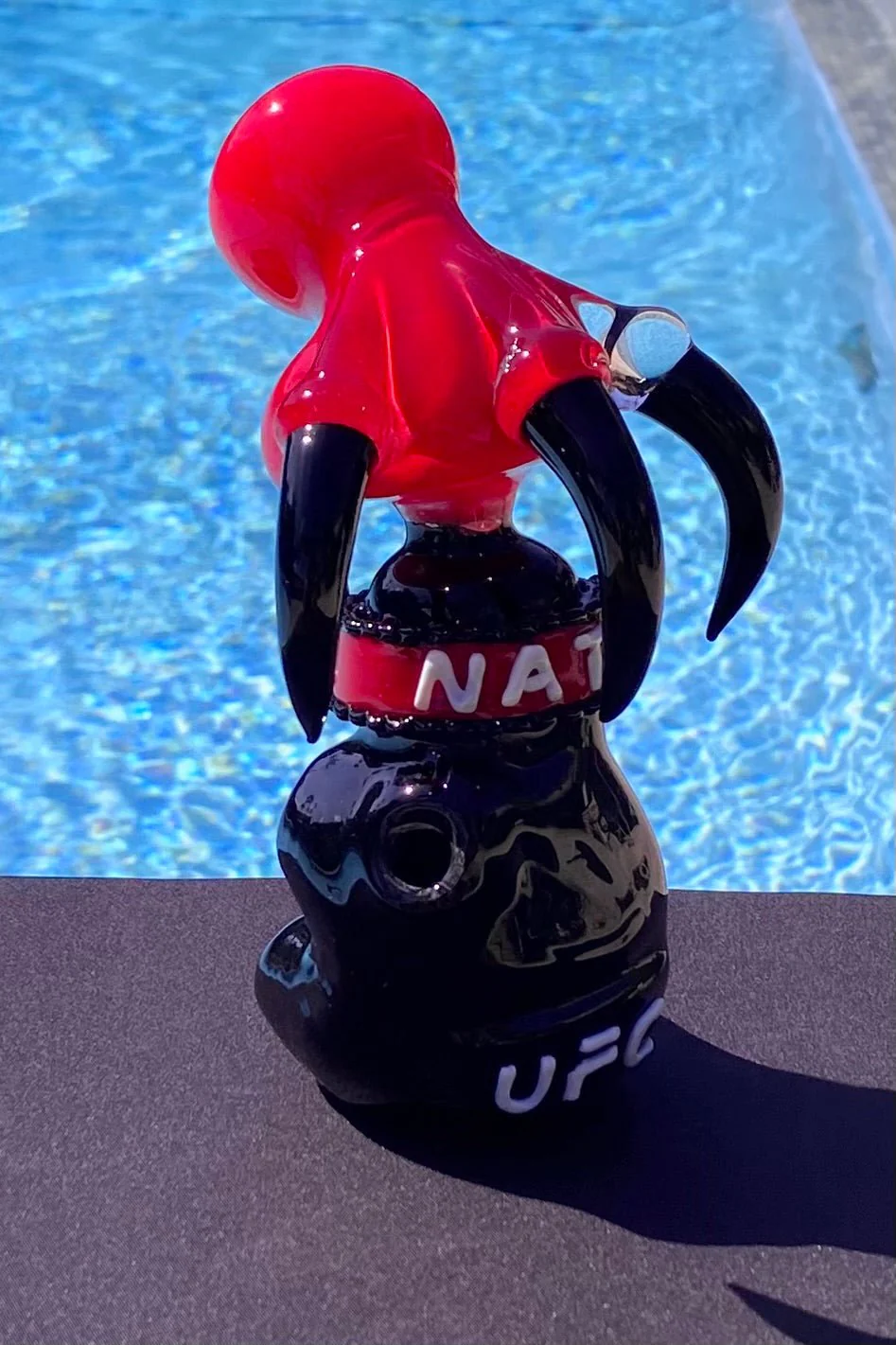 The Glass Cure - 6.25" UFC Fight Glove Nick Diaz Dragon Claw Bubbler (10MM Female) (310g)